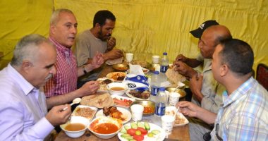 صور.. محافظ السويس يتناول إفطار رمضان على مائدة الرحمن مع أهالى"الجنانين"