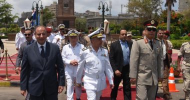 محافظ الإسكندرية وقائد المنطقة الشمالية يضعان إكليل الزهور على النصب التذكارى
