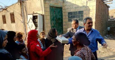 نائب محافظ القاهرة يوزع 500 علبة كعك على أهالى منشية ناصر