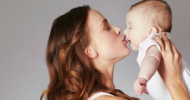 في عيد الحب.. كيف يفيد تقبيل أبناءك صحتهم؟