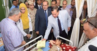 محافظ سوهاج ورئيس الجامعة يقدمان "كحك العيد" لـ 40 طفلا بالمستشفى الجامعى