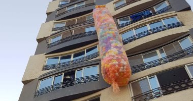 صور.. مواطنون بمدينة بنها يلقون بالونات من أسطح العمارات احتفالا بالعيد