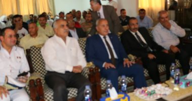 محافظ السويس يشاهد مباراة منتخب مصر بمركز شباب فيصل 