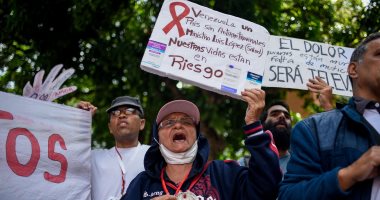 صور.. مصابو "الإيدز" وذويهم يتظاهرون فى فنزويلا احتجاجا على نقص الأدوية