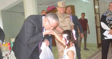 محافظ المنيا يهنئ أبناء مؤسستى البنين والبنات بعيد الفطر المبارك