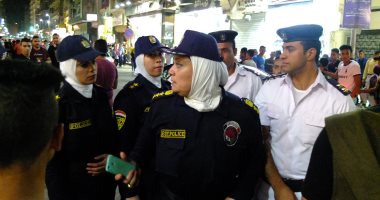 صور ..الشرطة النسائية تنتشر حول دور العرض السينمائية لمنع التحرش وحفظ النظام