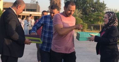 صور.. مطار القاهرة يستقبل المسافرين بكحك العيد