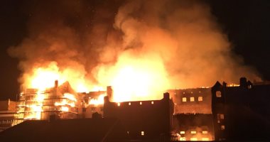 صور.. حريق هائل يلتهم مبنى بمدرسة للفنون فى بريطانيا