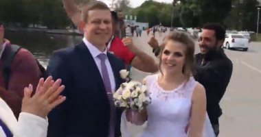 فيديو.. "زفة بلدى" من جماهير الفراعنة لعروسين فى روسيا