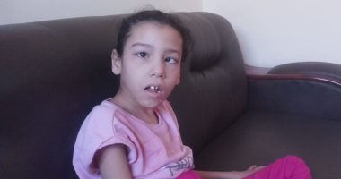 فيديو وصور.. الطفلة منة ضحية إهمال طبى تحتاج 6 عمليات لتستطيع "المشى"