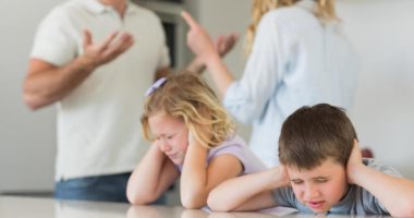 دراسة: طلاق الوالدين يجعل الدماغ تنضج بشكل أسرع