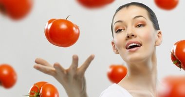 مش بس للأكل.. 3وصفات طبيعية  بعصير الطماطم للعناية بالشعر