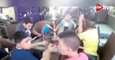 فيديو على التواصل الاجتماعى لأطفال يدخنون الـ"الشيشة" بمقهى فى الصعيد