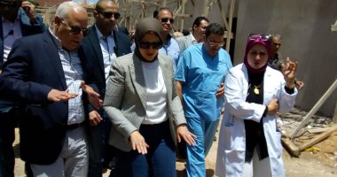 صور.. وزيرة الصحة تتفقد مستشفى بورسعيد العام