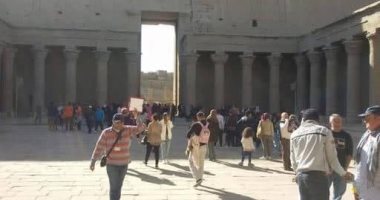 صور.. توافد المصريين على معبدى إدفو وفيلة بأسوان فى ثالث أيام العيد