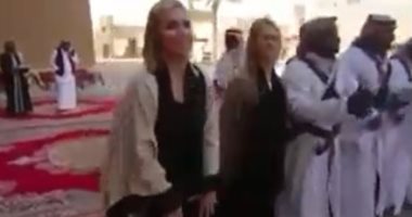 شاهد.. سائحات أمريكيات يؤدين رقصة "العرضة" التراثية بالسعودية