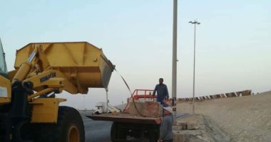 صور.. ميناء القاهرة الجوى يجرى صيانة لمهبط المطار بأحدث المعدات العالمية