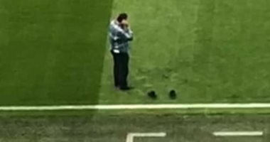 فيديو وصور.. مجدى عبد الغنى يؤدى الصلاة فى ملعب المنتخب.. ومداعبة من اللاعبين