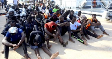صور.. إنقاذ 64 مهاجراً إفريقيا بينهم أطفال غرب ليبيا 