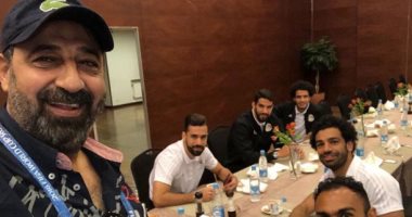 مجدى عبد الغنى ينشر صورة مع نجوم المنتخب أثناء تناول الإفطار فى روسيا