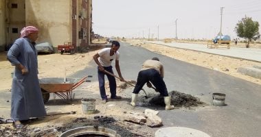 رئاسة مركز الخارجة بالوادى الجديد تنفذ أعمال صيانة لغرف تفتيش الصرف