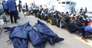 صور.. غرق مركب للمهاجرين قرب السواحل الليبية وانتشال 5 جثث وإنقاذ 191 شخصا