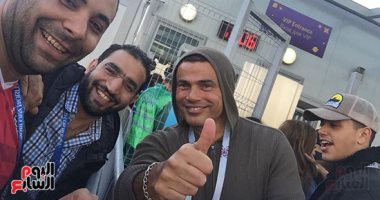 عمرو دياب وخالد صلاح وأبو هشيمة وخيرى رمضان يحضرون مباراة مصر وروسيا