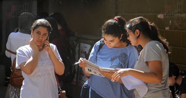 دخول طلاب الثانوية العامة لجان مدارس شبرا لأداء امتحانات الديناميكا والأحياء