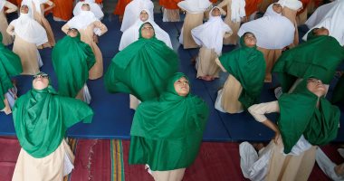صور.. فتيات مسلمات يحتفلن باليوم العالمى لليوجا فى الهند 