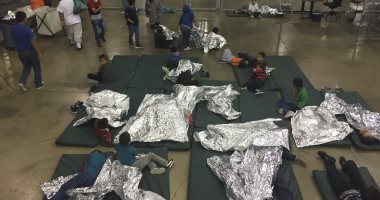 إدارة ترامب تحتجز مئات الأطفال اللاجئين بالحدود الأمريكية 