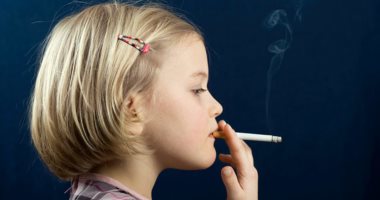 دراسة: الأطفال الذين يعيشون في المناطق الفقيرة أكثر عرضة لتدخين السجائر