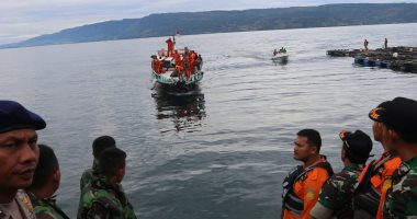 صور.. استمرار جهود البحث عن المفقودين بعد غرق مركب فى إندونيسيا