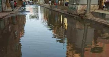 مياه الصرف تغرق شارع طلعت حرب بالمحلة الكبرى ومطالب بصيانة الشبكة