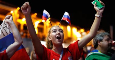صور.. الجمهور الروسى يحتفل بالفوز على الفراعنة فى الشوارع