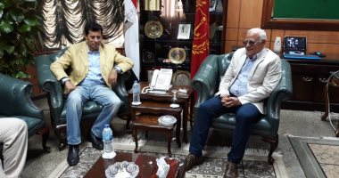 محافظ بورسعيد يستقبل وزير الشباب لتفقد المنشآت الرياضية الجديدة
