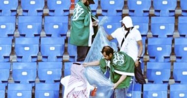 صور.. سعوديون ينظفون مدرجاتهم بعد انتهاء المواجهة بين منتخبهم والأورجواى