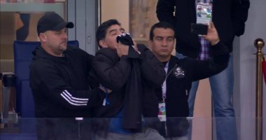 كأس العالم 2018.. مارادونا يقبّل قميص ميسي فى مباراة الأرجنتين وكرواتيا