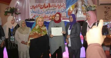 صور.. القومي للمرأة بالشرقية يسلم 185 شهادة أمان للسيدات بمركز منيا القمح