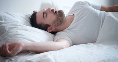 الجفون المفتوحة إحدى علامات تعرضك لتوقف التنفس أثناء النوم