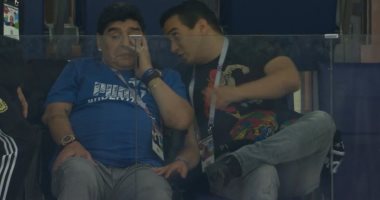 مارادونا يبكى على حال الأرجنتين بعد الخسارة أمام كرواتيا بثلاثية.. صور