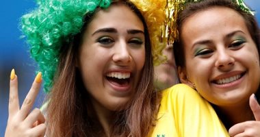 قبلات وتقاليع الجماهير تشعل مدرجات مباراة البرازيل وكوستاريكا
