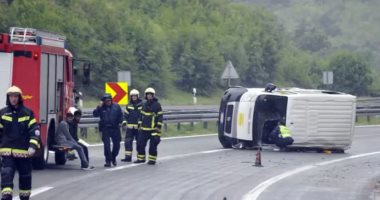 صور.. إصابة 12 شخصًا إثر انقلاب شاحنة تقل مهاجرين فى شمال غربى كرواتيا