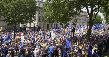 آلاف المواطنين يتظاهرون فى لندن للمطالبة بتصويت ثان حول بريكست - صور