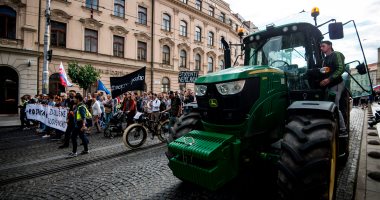 صور.. مزارعون ينضمون إلى المتظاهرين ضد الحكومة فى سلوفاكيا