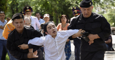 صور.. اعتقال العشرات خلال تظاهرة للمعارضة فى كازاخستان