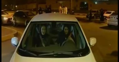 شاهد أول امرأة تقود سيارتها فى شوارع الدمام بالسعودية