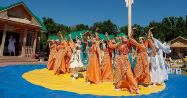 صور..مواطنو قازان فى روسيا يحتفلون بنهاية زراعة المحاصيل الربيعية