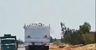 فيديو.. قارئ يرصد تطاير القمامة من قلاب تابع لمحافظة دمياط بسبب السرعة