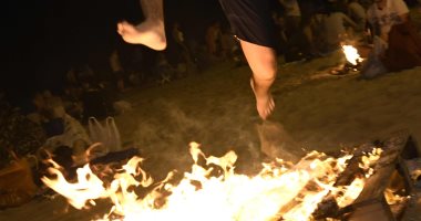 صور.. "القفز على النار" بشواطئ إسبانيا فى مهرجان "سان خوان"