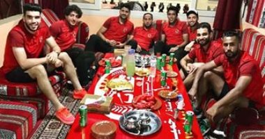 صور.. لاعبو الأهلى يتناولون العشاء بمطعم بدوى ببرج العرب..وقارئ: أكلوا مندى وكبدة